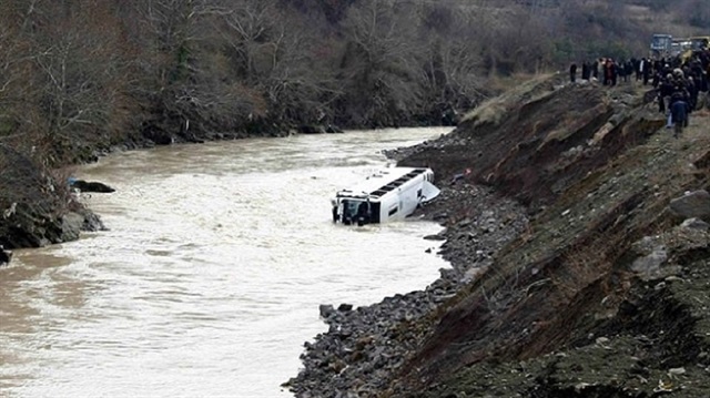 Nepal'de otobüs nehre düştü: 20 kişi öldü