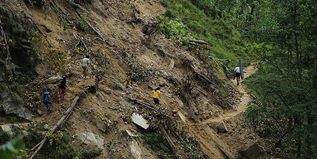 Nepal'de toprak kayması: 8 ölü, 1 kayıp