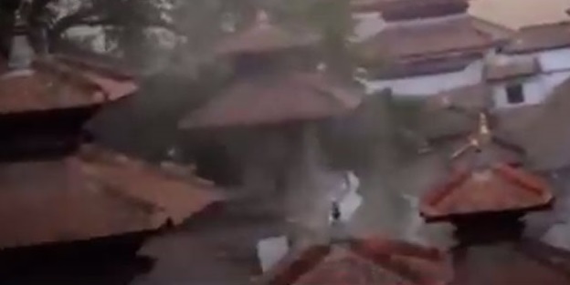 Nepal'deki deprem kameralara yansıdı