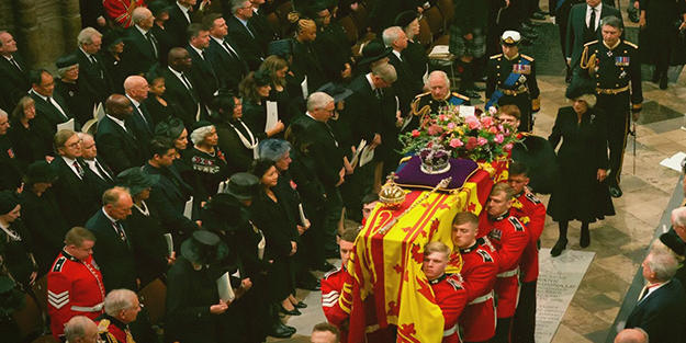 Nereden geliyor bu sevdanız? Saltanata düşman ama kraliçeye hayranlar