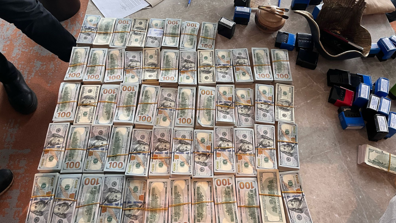 Nereden gelmiş bu değirmenin suyu? Yolsuzluk operasyonunda balya balya dolarlar bulundu