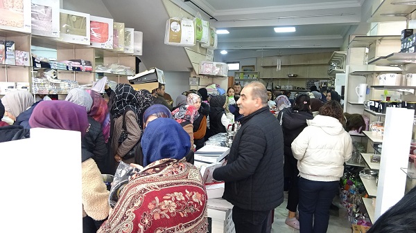 Neredeyse birbirlerini ezecekler! İndirim var dediler sonuç böyle oldu