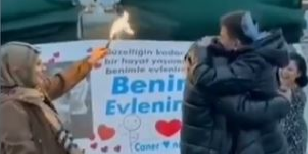 Neresinden bakarsanız kepazelik! Başörtülü kadından sapkınlara meşale hizmeti (!)