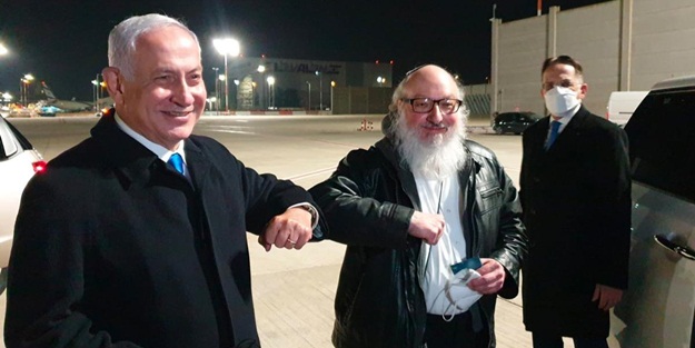 Netanyahu casusunu karşıladı! Asfaltı öptü