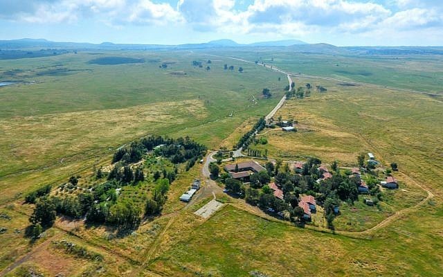 Netanyahu, Golan Tepeleri’ni İsrail toprağı olarak gösteren Trump imzalı haritayı basına gösterdi 
