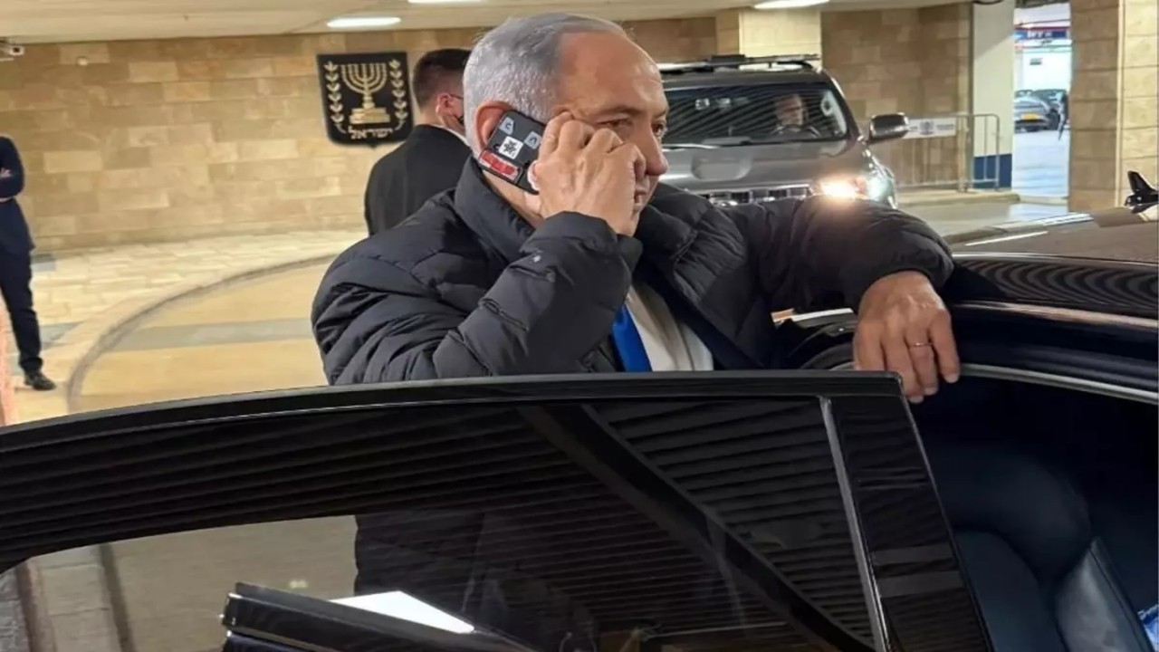 Netanyahu’nun telefonla konuşurken verdiği fotoğraf olay oldu! Gören herkes aynı detaya takıldı