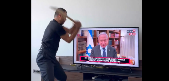 Netanyahu'yu sopayla dövdü!