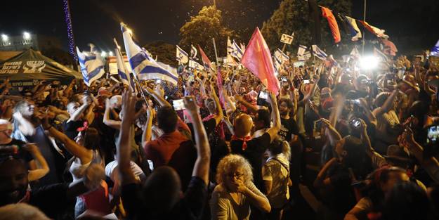Netenyahu gitti binlerce İsrailli sokağa döküldü: Güle güle Bibi