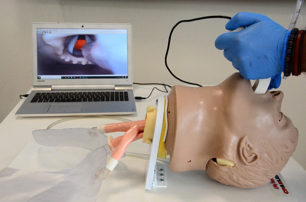 NEÜ yerli imkanlarla düşük maliyetle videolaringoskop cihazı prototipi üretti 