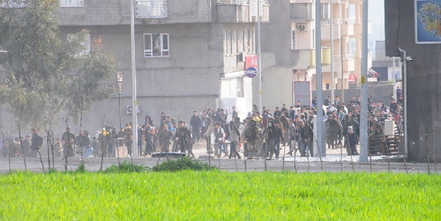 Nevruz'u terör eylemine çevirdiler! CHP'nin ortağı DEM'lilerden polise taşlı saldırı
