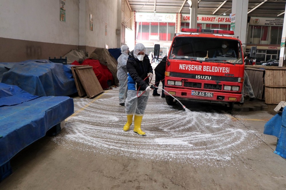 Nevşehir Belediye Başkanı Arı, pazar yerini yıkadı 