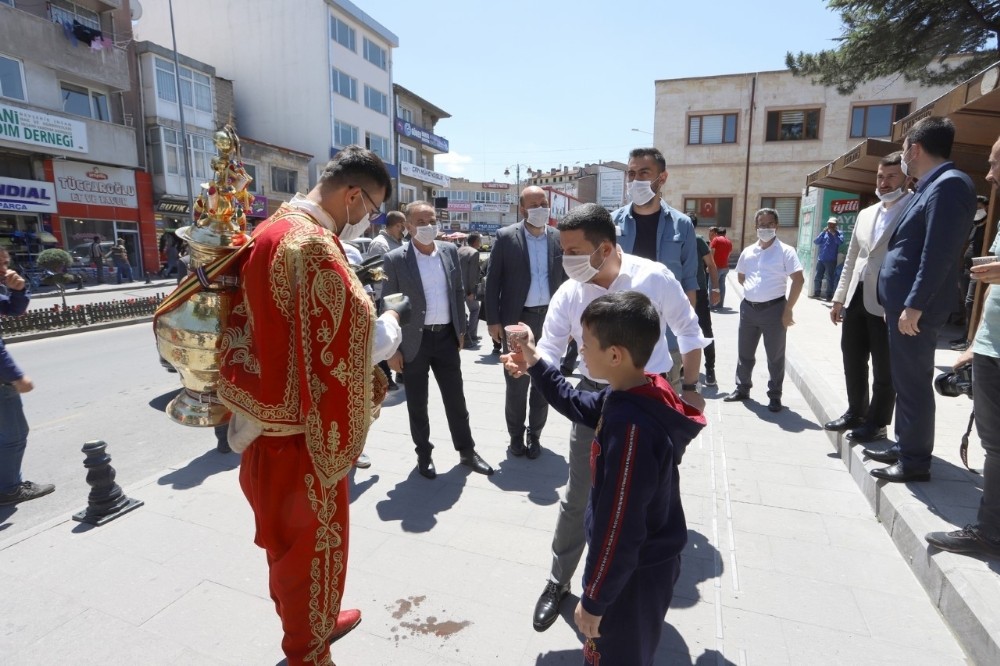 Nevşehir Belediye Başkanı Arı, vatandaşlara şerbet ikram etti 
