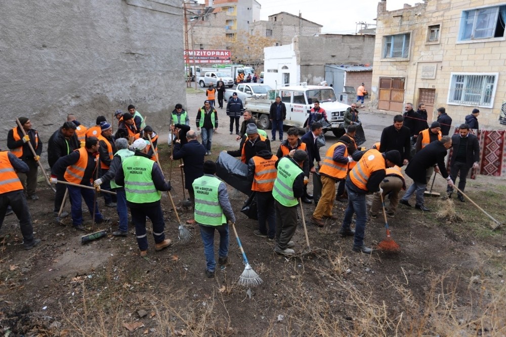 Nevşehir Belediye Başkanı Arı ve belediye ekipleri Karasoku ve Herikli mahallesinde 