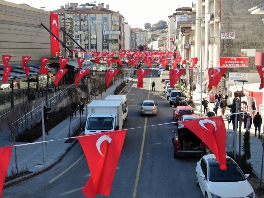 Nevşehir Belediyesi, cadde ve sokakları Türk Bayraklarıyla donattı 
