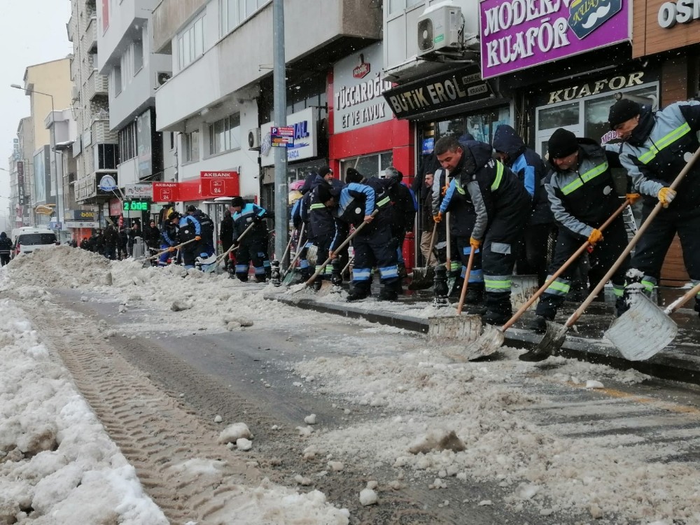 Nevşehir Belediyesi karla mücadele çalışmalarını hızlandırdı 
