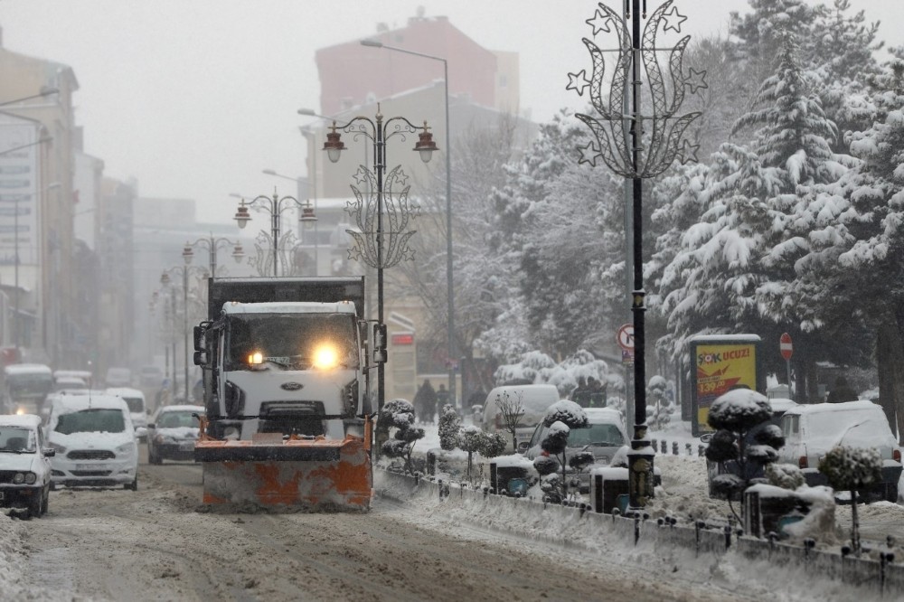 Nevşehir Belediyesi, meteorolojinin kar uyarısı ile tüm tedbirleri aldı 