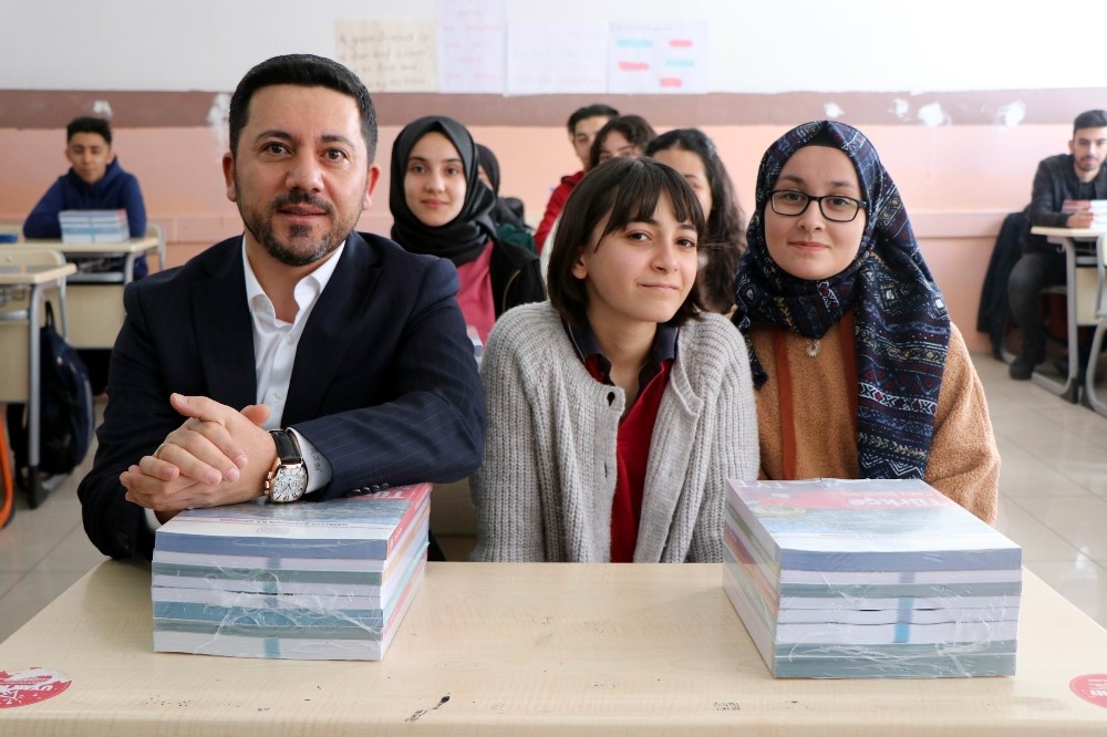 Nevşehir Belediyesi tarafından üniversiteye hazırlanan öğrencilere kitap seti dağıtıldı 