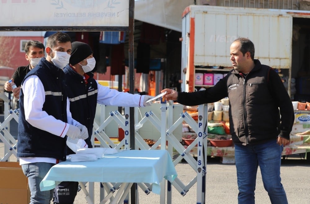 Nevşehir Belediyesi vatandaşlara 20 bin maske dağıttı 