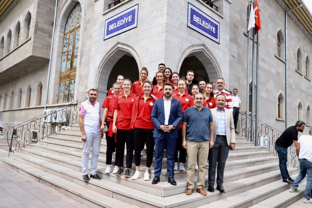 Nevşehir Belediyesi voleybol takımı, Başkan Arı’yı ziyaret etti 
