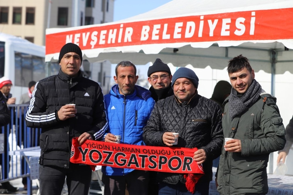 Nevşehir Belediyesinden taraftarlara süt ve simit ikramı 