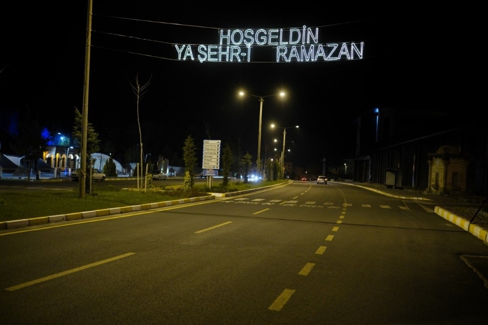 Nevşehir caddeleri 11 ayın Sultanı Ramazan’da mahyalarla donatıldı 