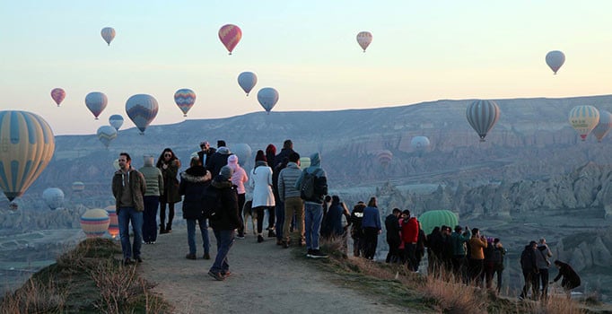 Nevşehir Kapokya'da yer turist, gök balon doldu