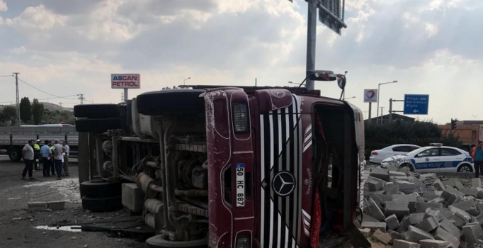 Nevşehir'de briket yüklü kamyon devrildi: 3 kişi yaralandı