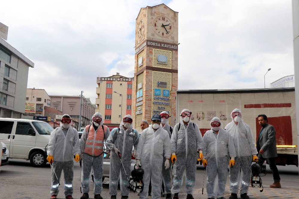 Nevşehir’de cadde ve kaldırımlar dezenfekte yapılıyor 