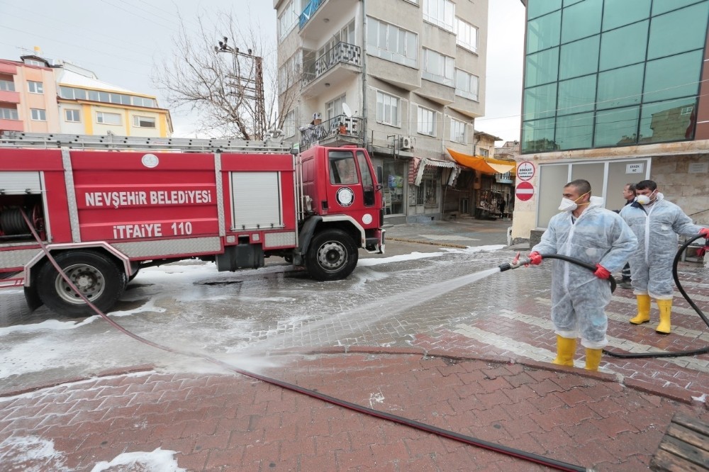 Nevşehir’de caddeler dezenfekte ediliyor 