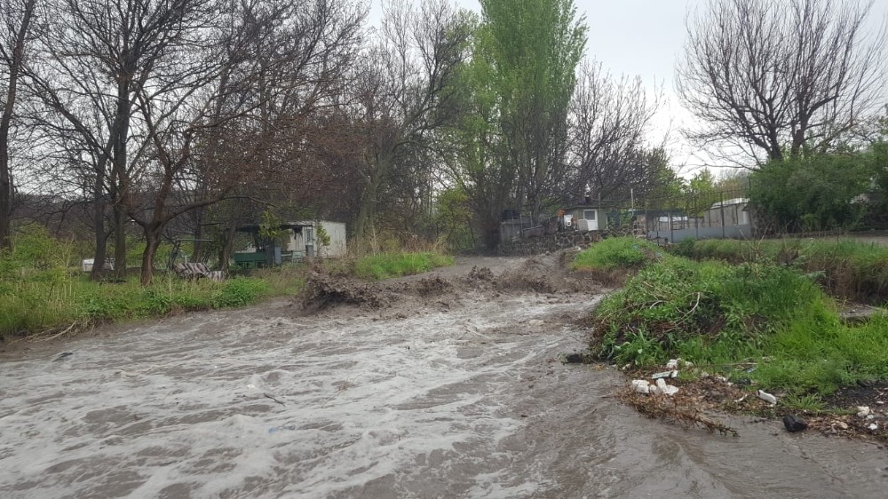 Nevşehir’de etkili olan yağış sele neden oldu 