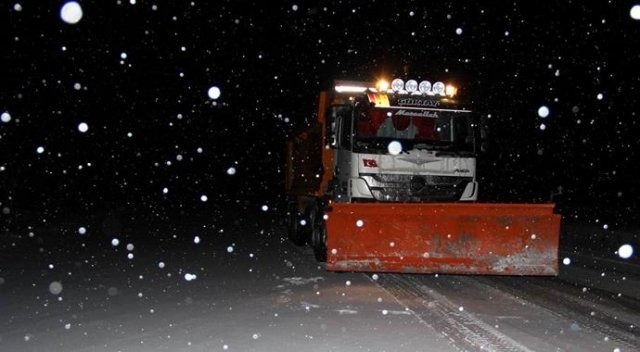 Nevşehir'de karla mücadele sürüyor