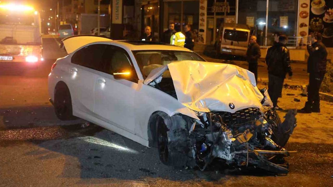 Nevşehir’de kavşakta feci çarpışma! 1’i ağır 3 kişi yaralandı