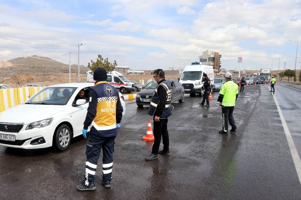 Nevşehir’de kent girişlerinde araç sürücülerinin ateşi kontrol ediliyor 