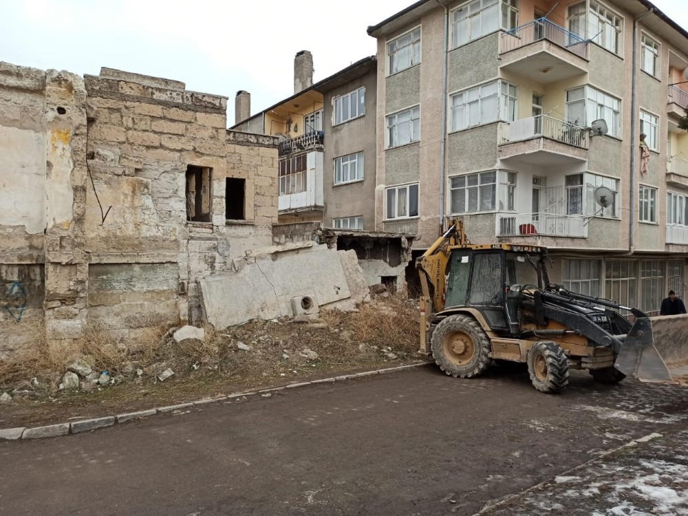 Nevşehir’de metruk binalar yıkılıyor 