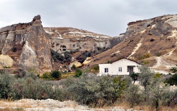 Nevşehir'de peribacaları arasındaki kaçak yapılar yıkılıyor