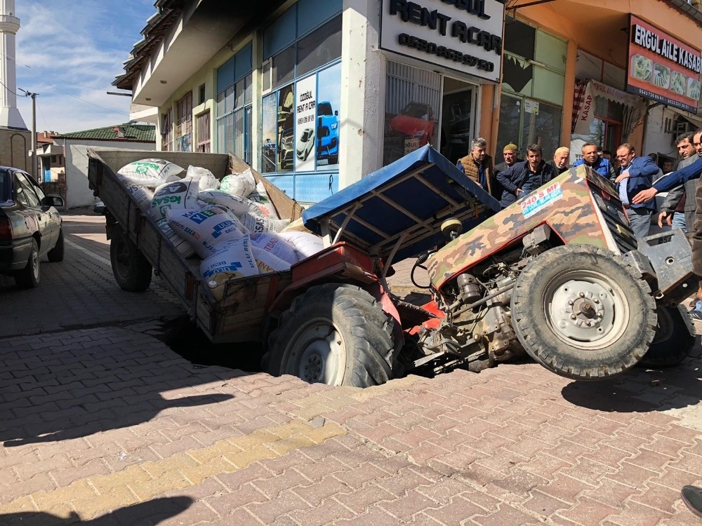 Nevşehir’de traktör çöken yola düştü 