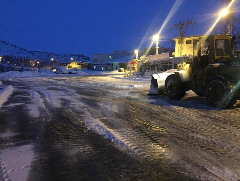 Nevşehir’de tüm mahallelerde karla mücadele çalışmaları sürüyor 