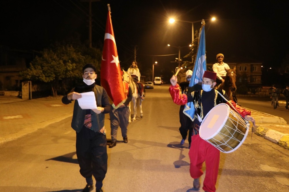 Nevşehir’de vatandaşlar manilerle sahura kaldırıldı 