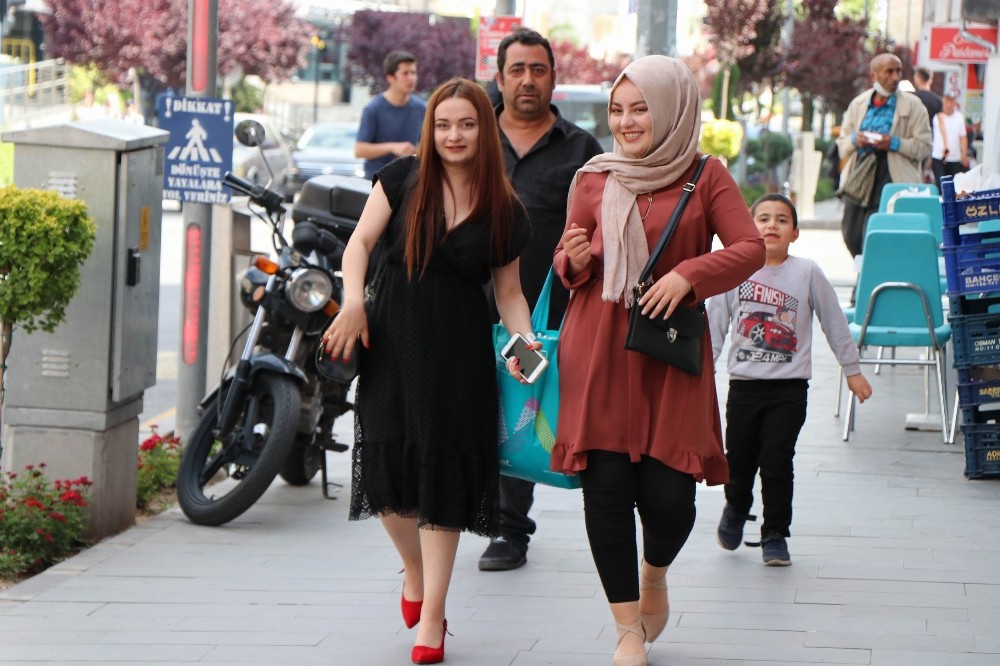 Nevşehir’de vatandaşlar maskeyi dekor olarak kullanıyor 