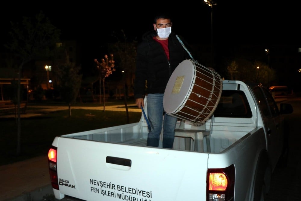 Nevşehir’de vatandaşları sahura mobil davul timi kaldırıyor 