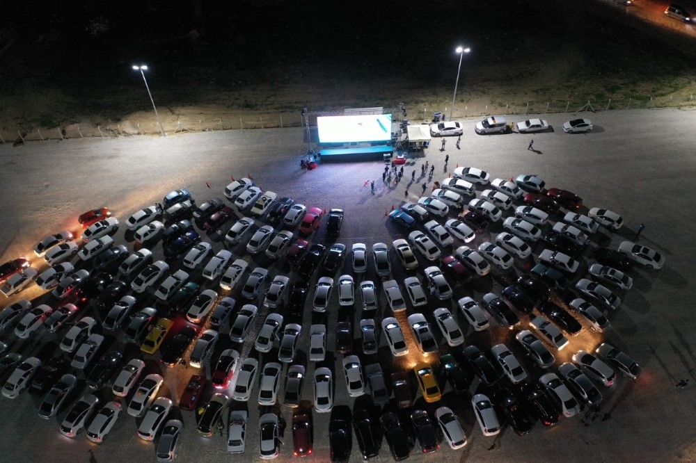 Nevşehir’de yüzlerce araç “Arabalı Sinema” etkinliğine katıldı 
