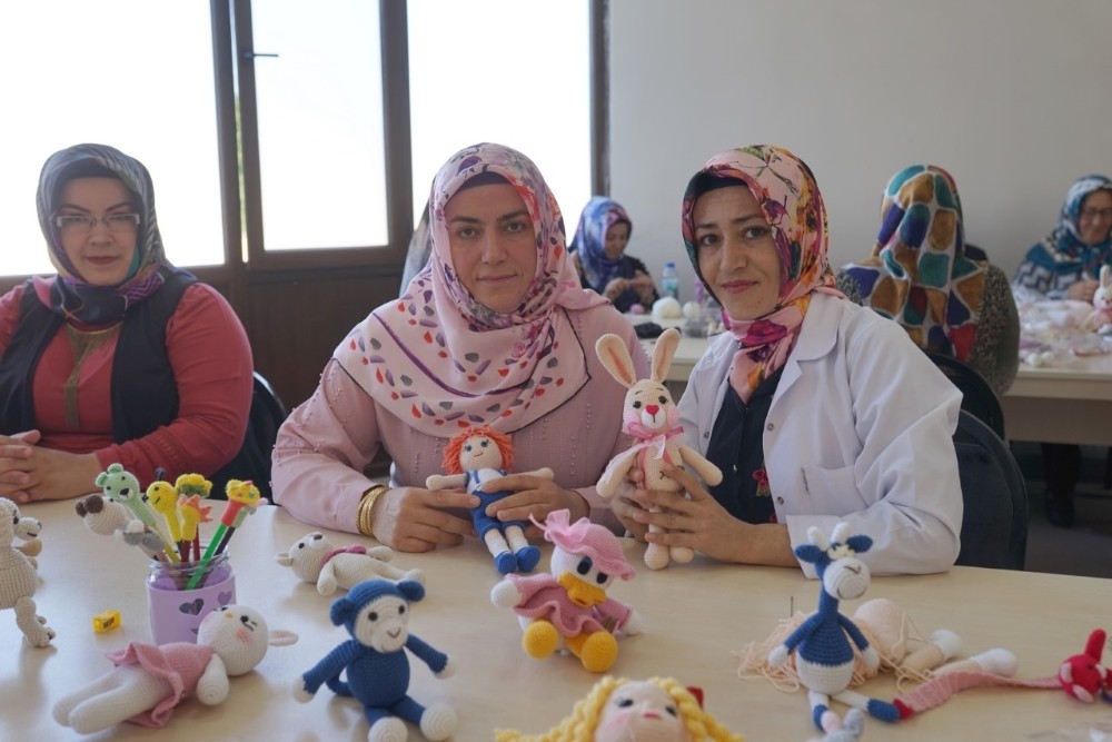 Nevşehirli kadınlar örgü bebek yaparak ev ekonomisine katkı sağlıyor 