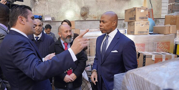 New York Belediye Başkanı Adams Eyüp Sultan’da! “Benim kardeşlerimsiniz”