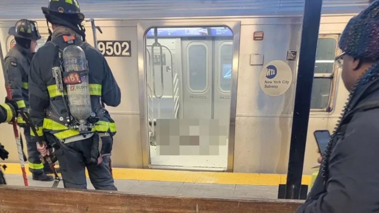 New York Metrosunda kadını diri diri yaktı
