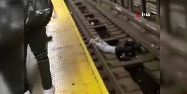 New York metrosunda raylara düşen yolcu son anda kurtarıldı