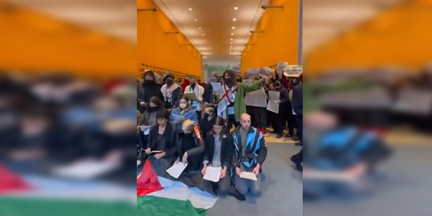 New York Times'ın binasında ABD'lilerden İsrail karşıtı eylem!