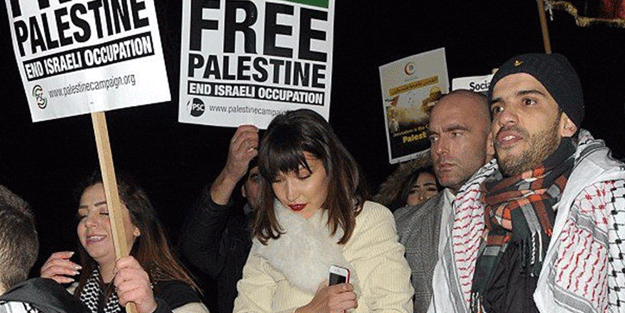 New York Times’tan skandal! Ünlüleri listeleyip hedef gösterdi