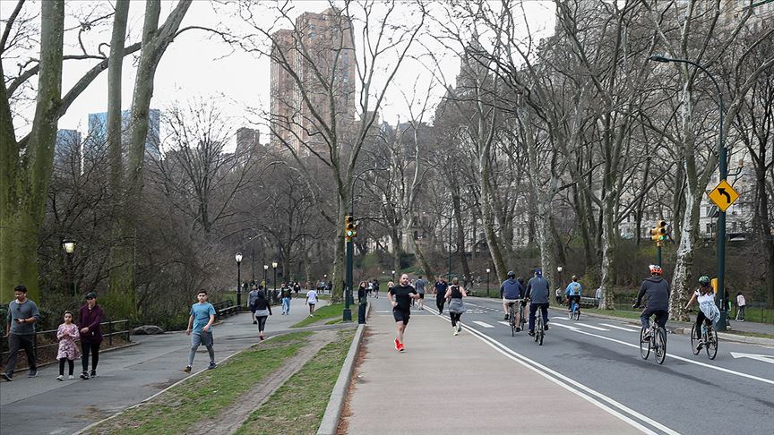 New Yorklular sokağa çıkma yasağı öncesi güzel havanın tadını çıkardı