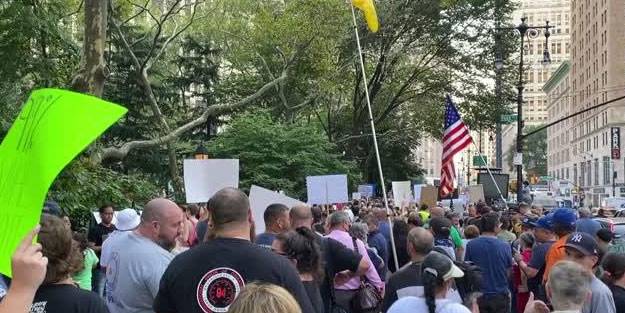 New York'ta aşı karşıtı protesto