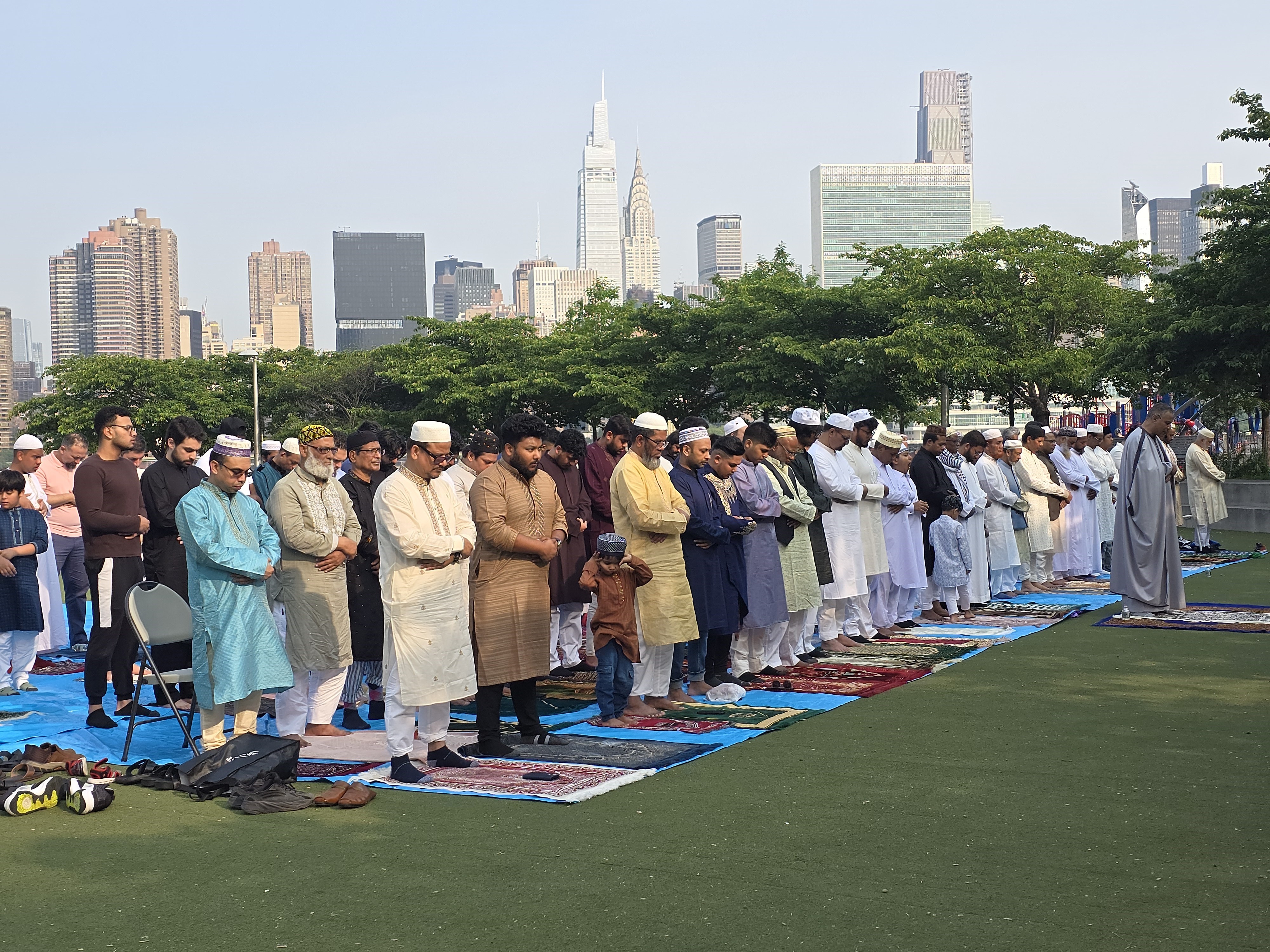 New York'ta bayram namazı sıcak hava nedeniyle parkalarda kılındı